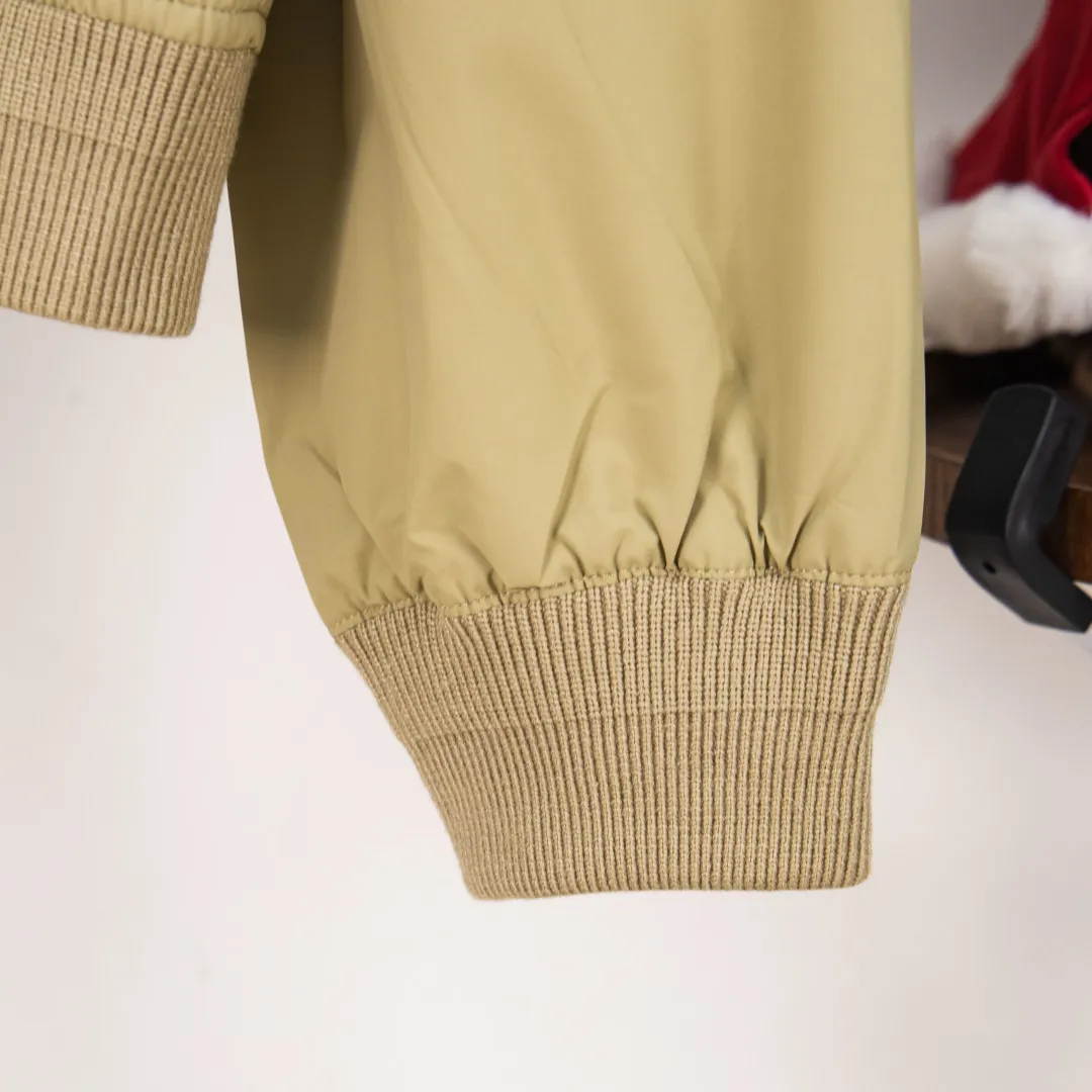 P360 zp version [exclusive supply] - Ralph Lauren/Ralph Lauren SS25 new double-layer windproof and water-repellent classic old cadre style light casual jacket - double-layer design, same color inside and outside S237 high-density micro-water-repellent craft fabric (100% T) ✅ | - Custom-woven double-layer rabbit velvet stitched thread, non-market misprinted mercerized cotton ✅ - Customized two-color webbing strip on the back collar, with zipper side pockets inside ✅ - POLO brand zipper, genuine leather zipper piece, dark and light two-color buttons ✅ - RL25SS new jacket fabric is made of lightweight polyester fiber, windproof and waterproof, more lightweight, suitable for traveling or daily outdoor sports, simple line design and wide and neat tailoring, unisex style for both men and women, good for commuting, classic and durable, Color: Black, Gray White, Light Card Size: S M L XL Number: WW10739